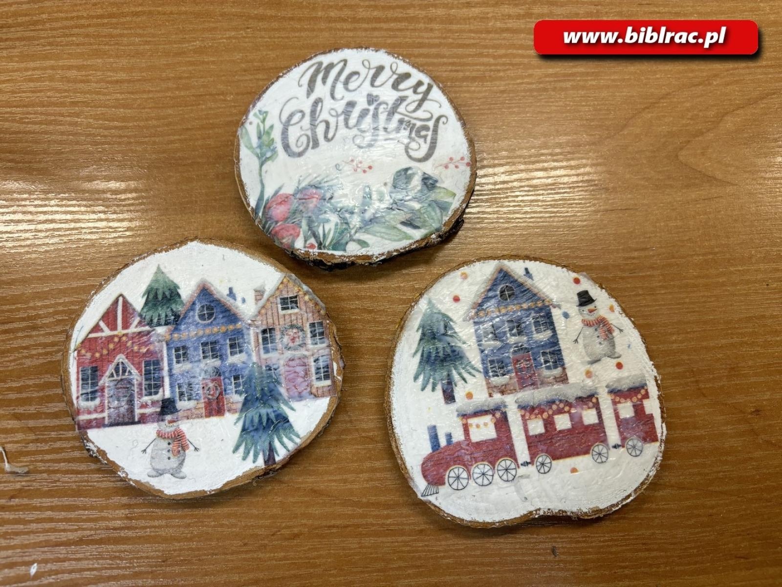 Zdjęcie w galerii na portalu naszraciborz.pl: Przedświąteczny, warsztatowy zawrót głowy w raciborskiej bibliotece wiadomości z regionu