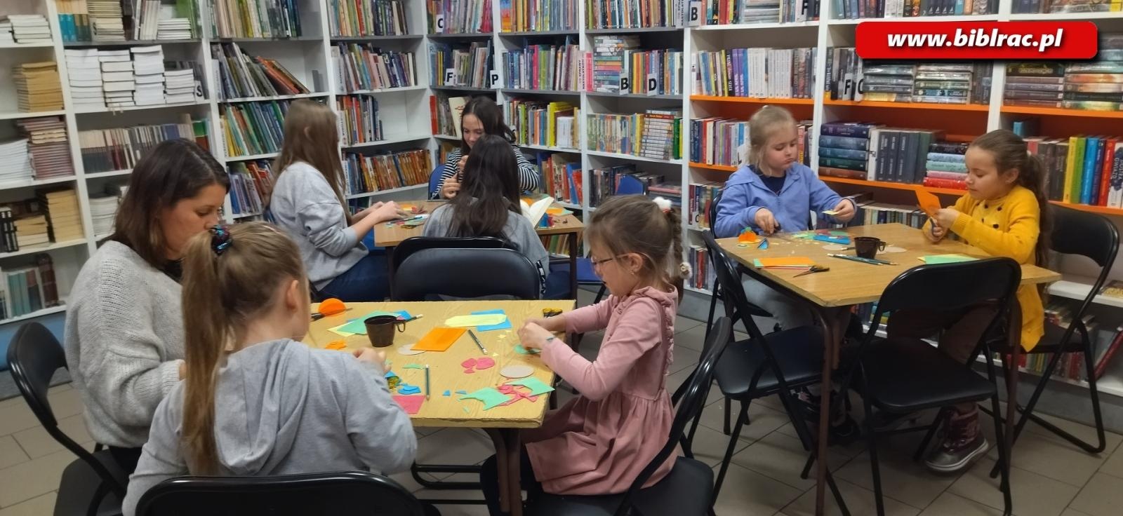 Zdjęcie w galerii na portalu naszraciborz.pl: Przedświąteczny, warsztatowy zawrót głowy w raciborskiej bibliotece wiadomości z regionu