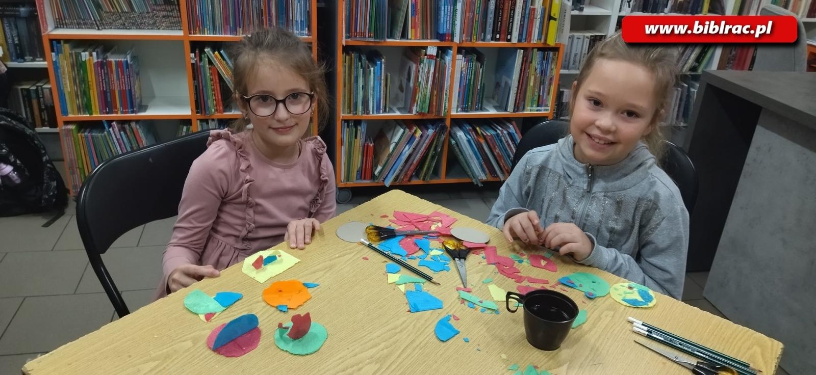 Zdjęcie w galerii na portalu naszraciborz.pl: Przedświąteczny, warsztatowy zawrót głowy w raciborskiej bibliotece wiadomości z regionu