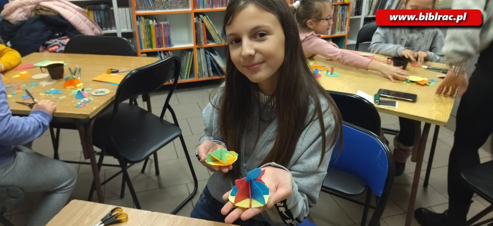 Zdjęcie w galerii na portalu naszraciborz.pl: Przedświąteczny, warsztatowy zawrót głowy w raciborskiej bibliotece wiadomości z regionu