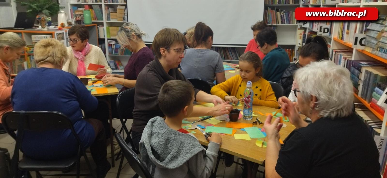 Zdjęcie w galerii na portalu naszraciborz.pl: Przedświąteczny, warsztatowy zawrót głowy w raciborskiej bibliotece wiadomości z regionu