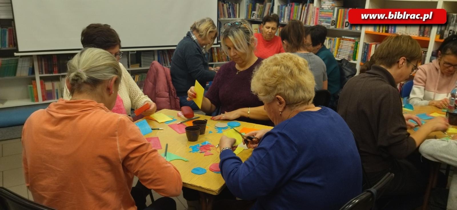 Zdjęcie w galerii na portalu naszraciborz.pl: Przedświąteczny, warsztatowy zawrót głowy w raciborskiej bibliotece wiadomości z regionu