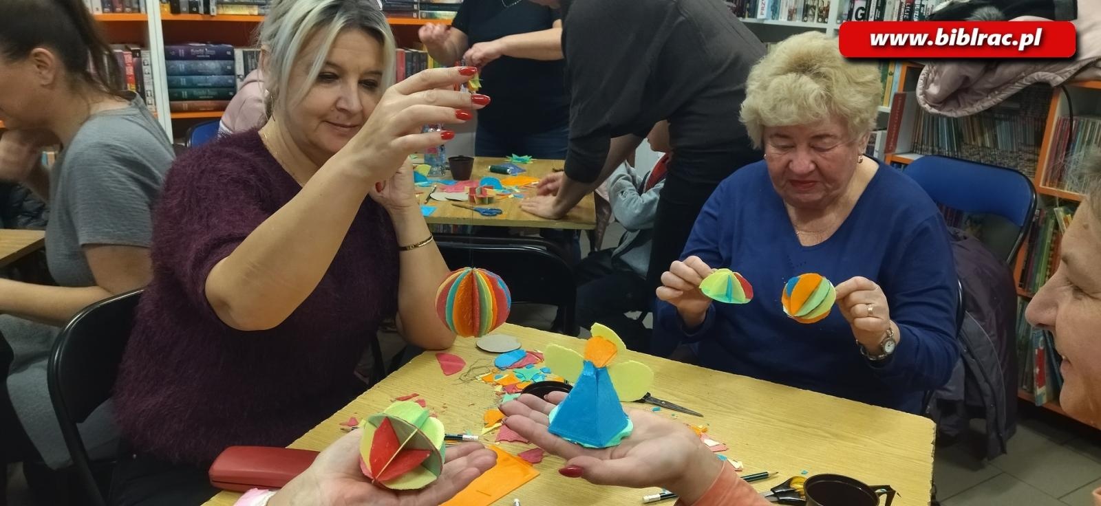 Zdjęcie w galerii na portalu naszraciborz.pl: Przedświąteczny, warsztatowy zawrót głowy w raciborskiej bibliotece wiadomości z regionu