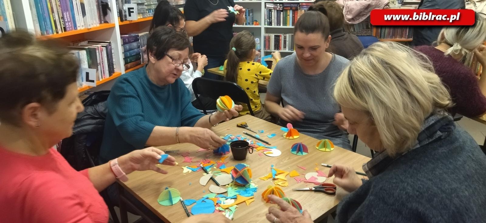 Zdjęcie w galerii na portalu naszraciborz.pl: Przedświąteczny, warsztatowy zawrót głowy w raciborskiej bibliotece wiadomości z regionu