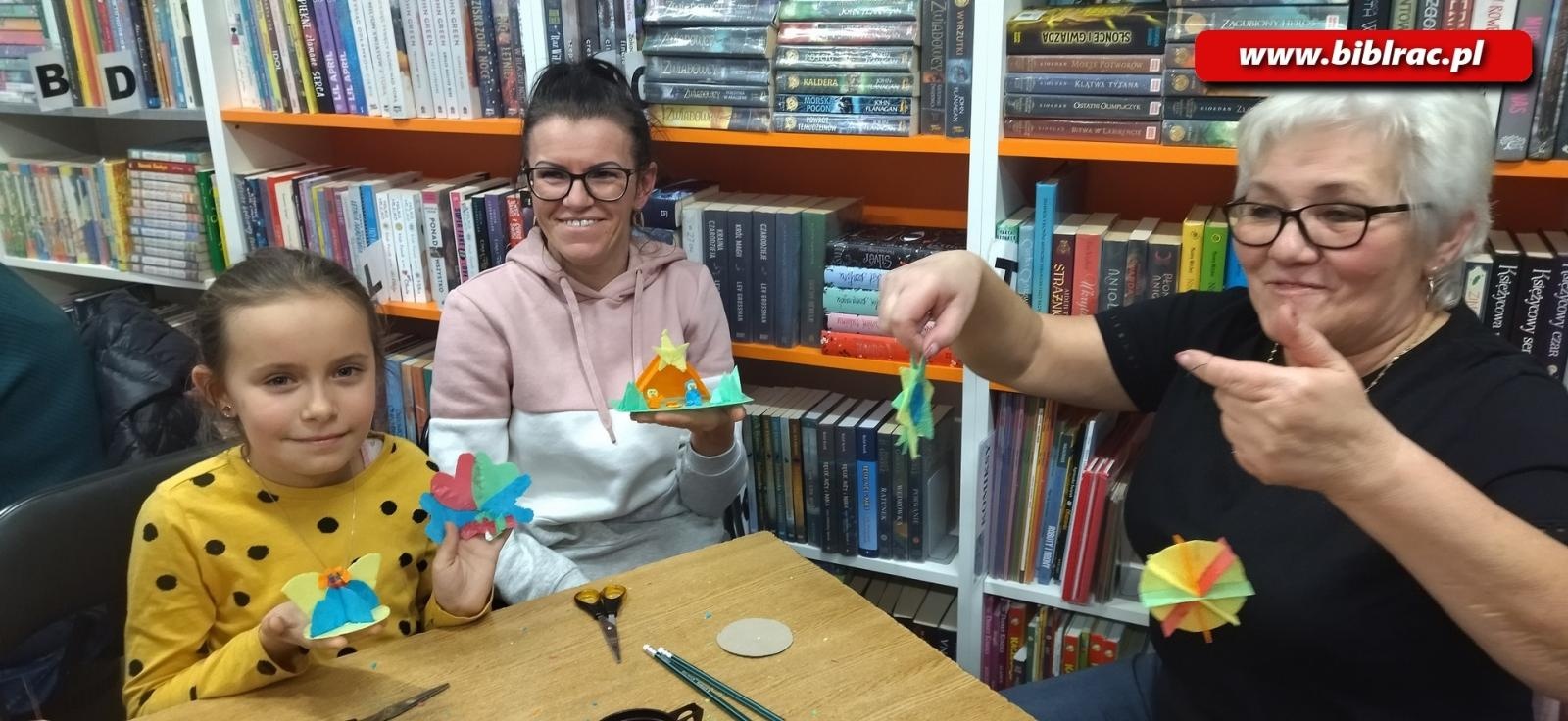 Zdjęcie w galerii na portalu naszraciborz.pl: Przedświąteczny, warsztatowy zawrót głowy w raciborskiej bibliotece wiadomości z regionu