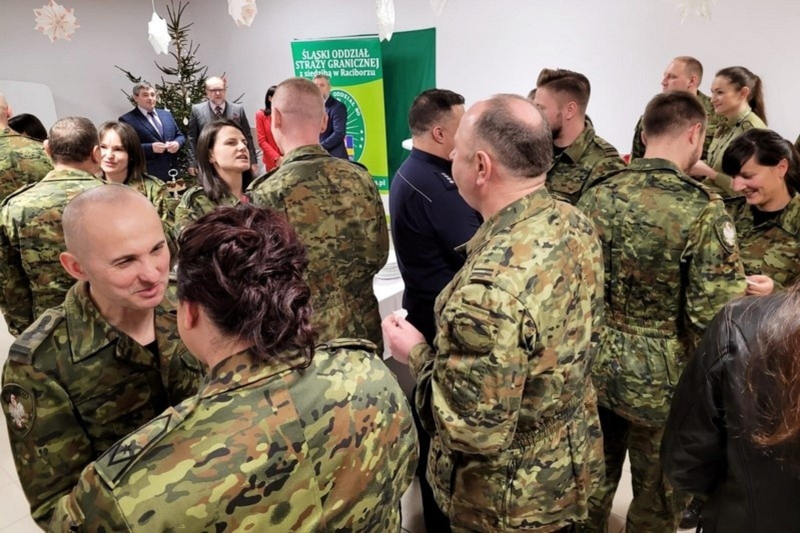Zdjęcie w galerii na portalu naszraciborz.pl: Świąteczne spotkania opłatkowe u śląskich pograniczników w Raciborzu wiadomości z regionu