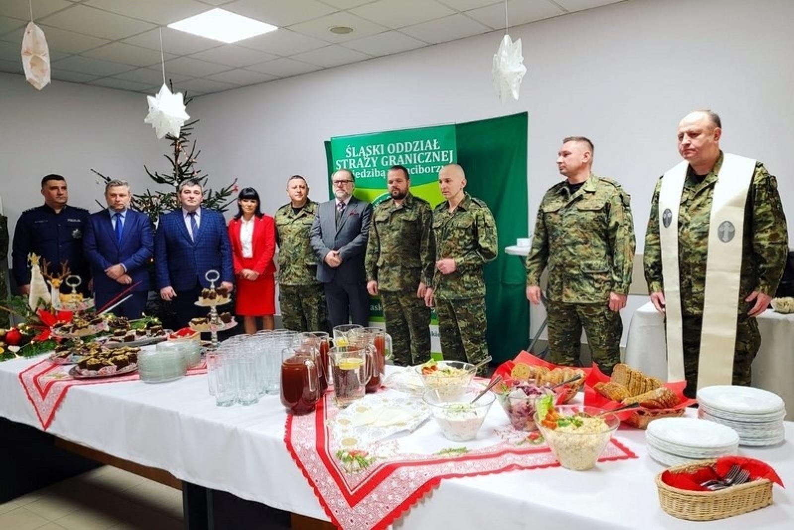 Zdjęcie w galerii na portalu naszraciborz.pl: Świąteczne spotkania opłatkowe u śląskich pograniczników w Raciborzu wiadomości z regionu