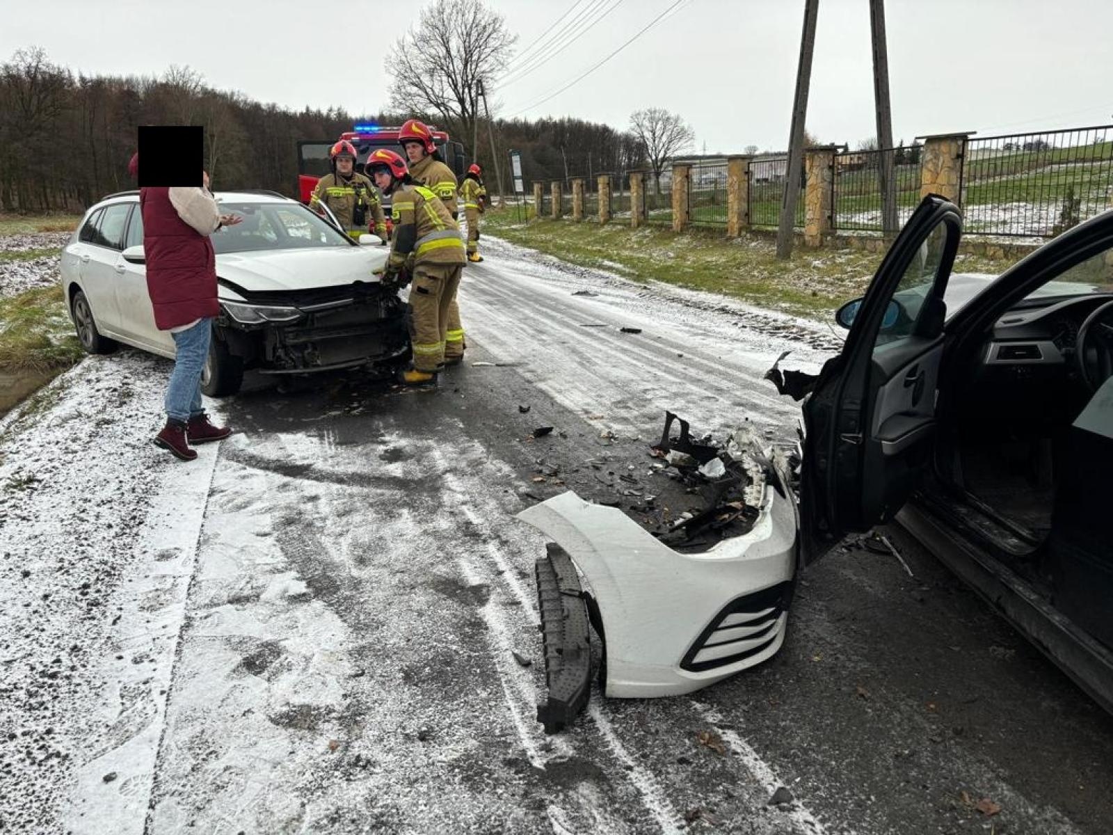 Zdjęcie w galerii na portalu naszraciborz.pl: BMW i volkswagen zderzyły się w Ponięcicach [FOTO] wiadomości z regionu