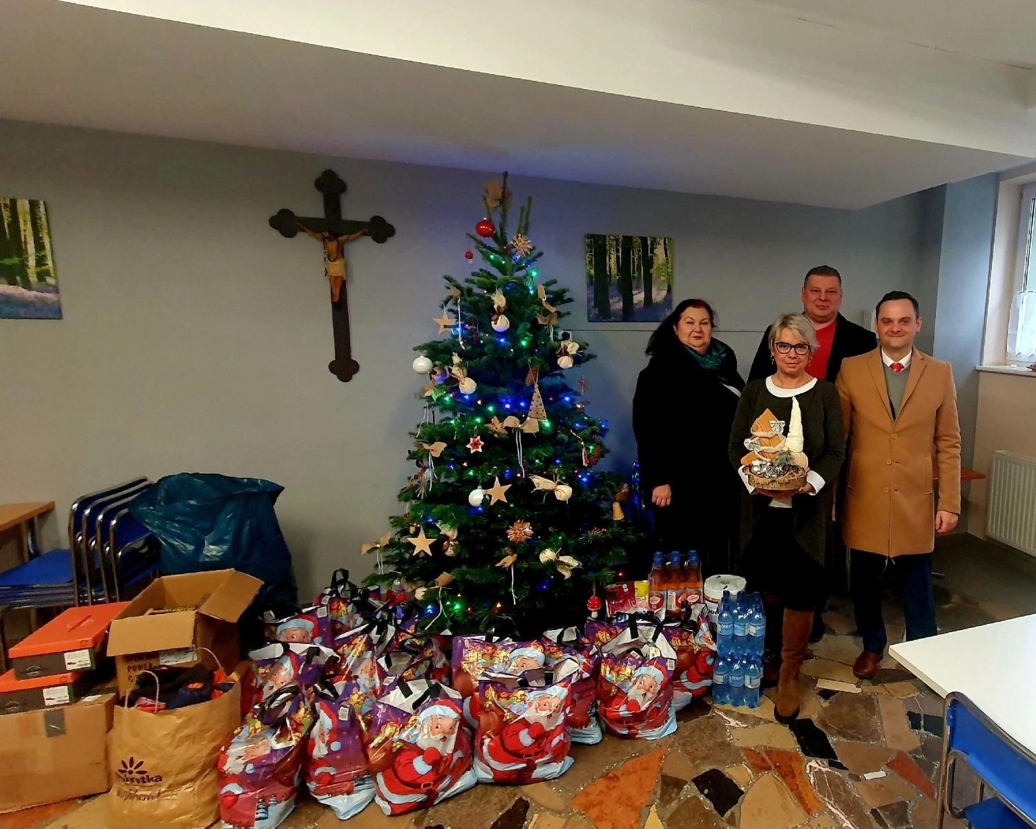 Zdjęcie w galerii na portalu naszraciborz.pl: Ludzie Hołowni przygotowali paczki i upiekli ciasta. Trafiły do trzech miejsc wiadomości z regionu