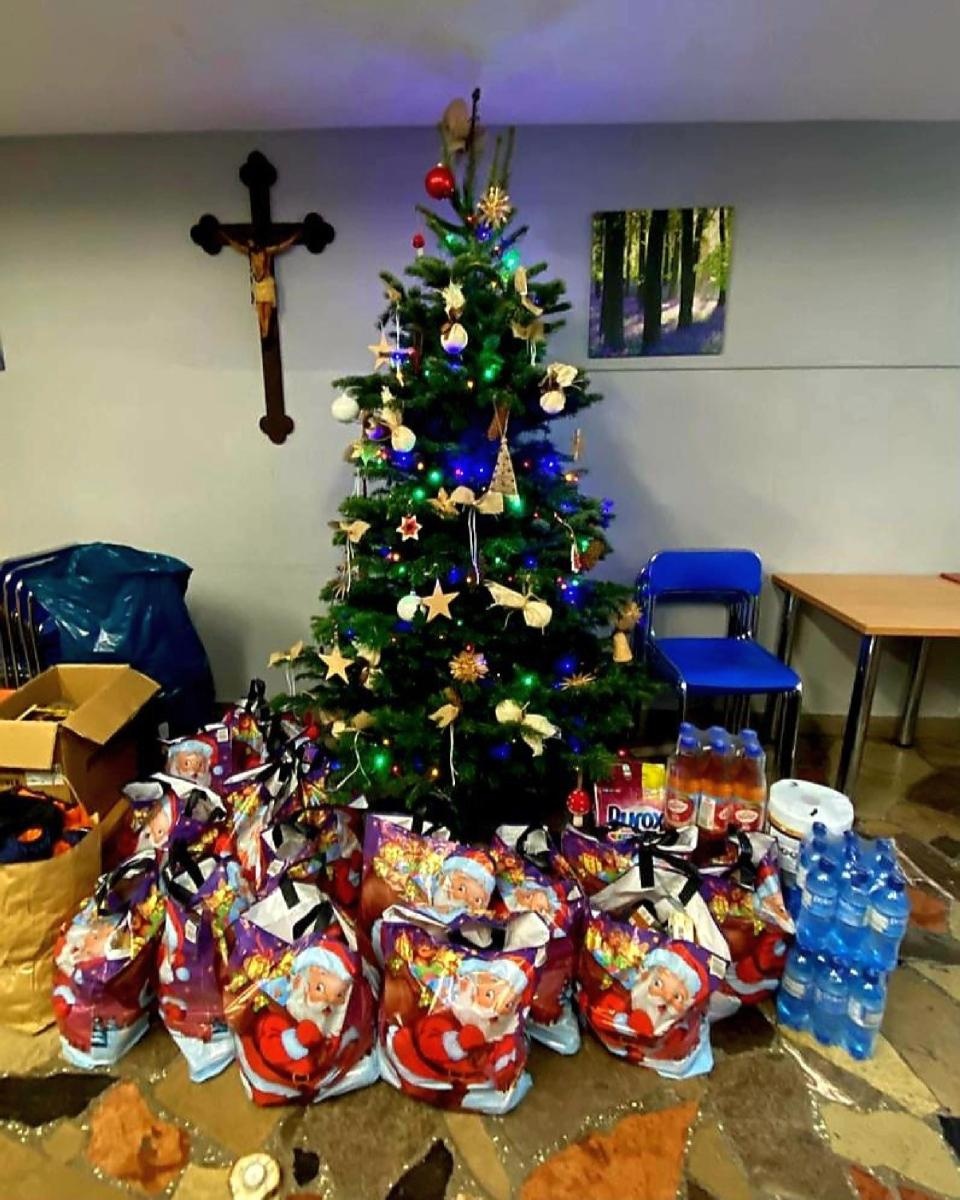 Zdjęcie w galerii na portalu naszraciborz.pl: Ludzie Hołowni przygotowali paczki i upiekli ciasta. Trafiły do trzech miejsc wiadomości z regionu