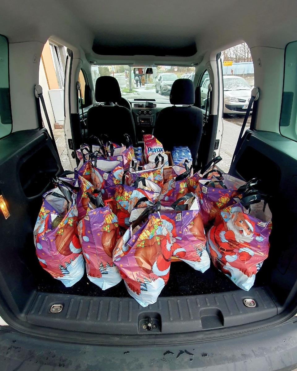 Zdjęcie w galerii na portalu naszraciborz.pl: Ludzie Hołowni przygotowali paczki i upiekli ciasta. Trafiły do trzech miejsc wiadomości z regionu