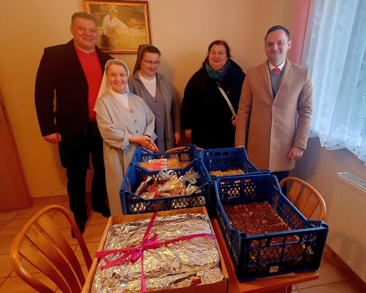 Zdjęcie w galerii na portalu naszraciborz.pl: Ludzie Hołowni przygotowali paczki i upiekli ciasta. Trafiły do trzech miejsc wiadomości z regionu