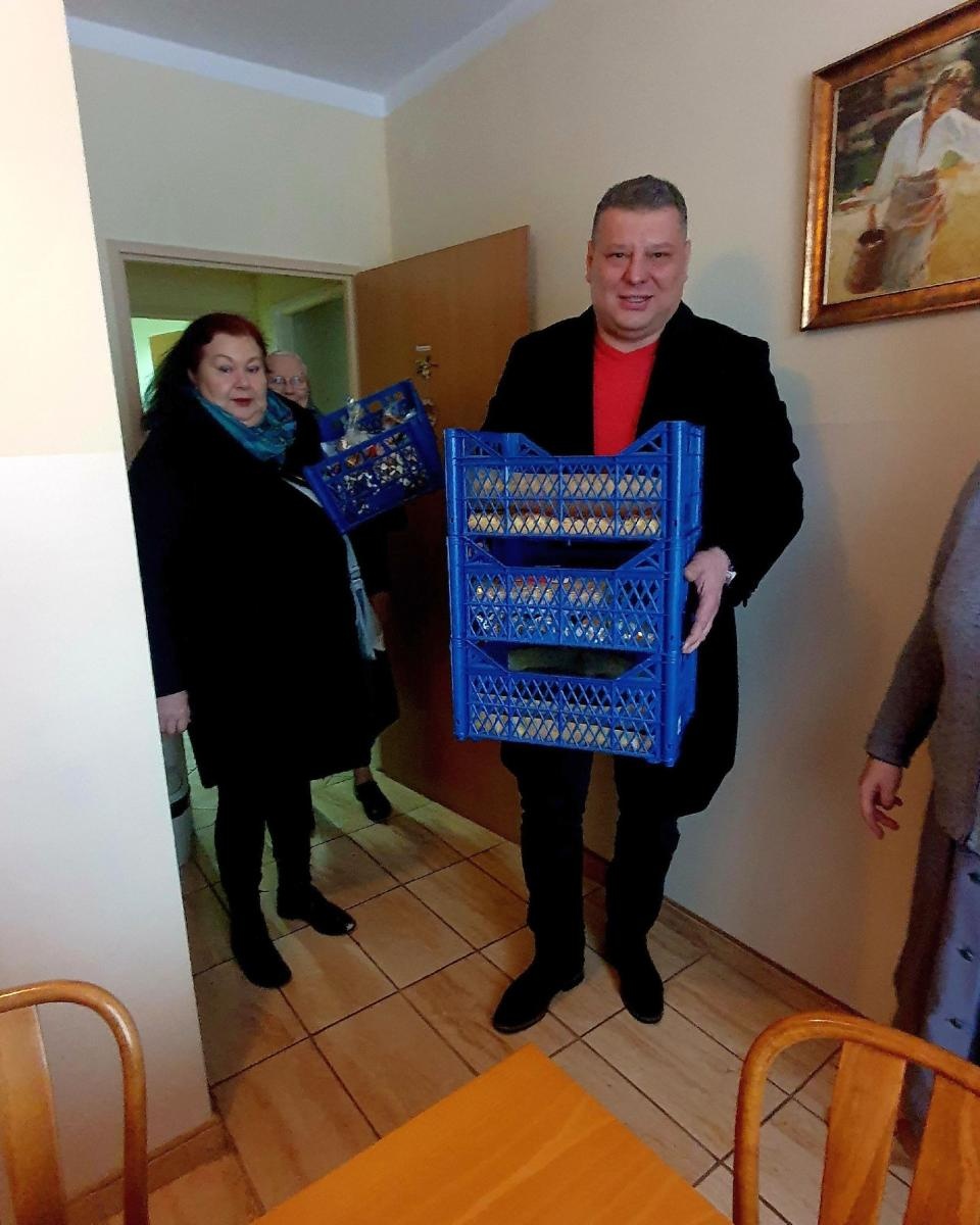 Zdjęcie w galerii na portalu naszraciborz.pl: Ludzie Hołowni przygotowali paczki i upiekli ciasta. Trafiły do trzech miejsc wiadomości z regionu