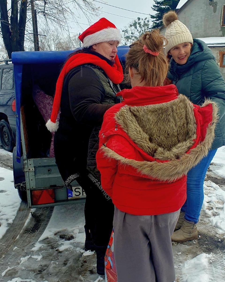 Zdjęcie w galerii na portalu naszraciborz.pl: Ludzie Hołowni przygotowali paczki i upiekli ciasta. Trafiły do trzech miejsc wiadomości z regionu