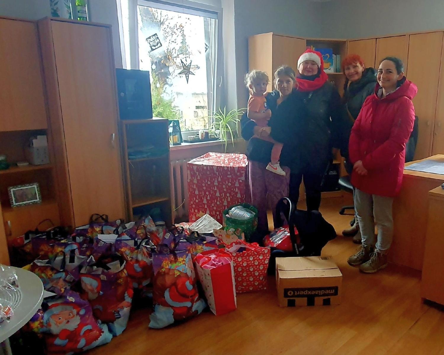 Zdjęcie w galerii na portalu naszraciborz.pl: Ludzie Hołowni przygotowali paczki i upiekli ciasta. Trafiły do trzech miejsc wiadomości z regionu