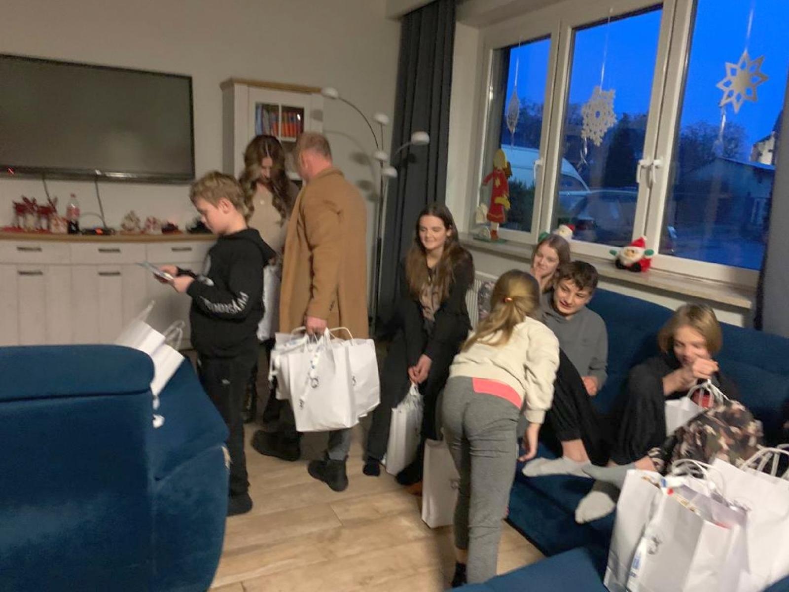 Zdjęcie w galerii na portalu naszraciborz.pl: Aktywni Dla Lepszego Jutra z upominkami w Cyprzanowie wiadomości z regionu