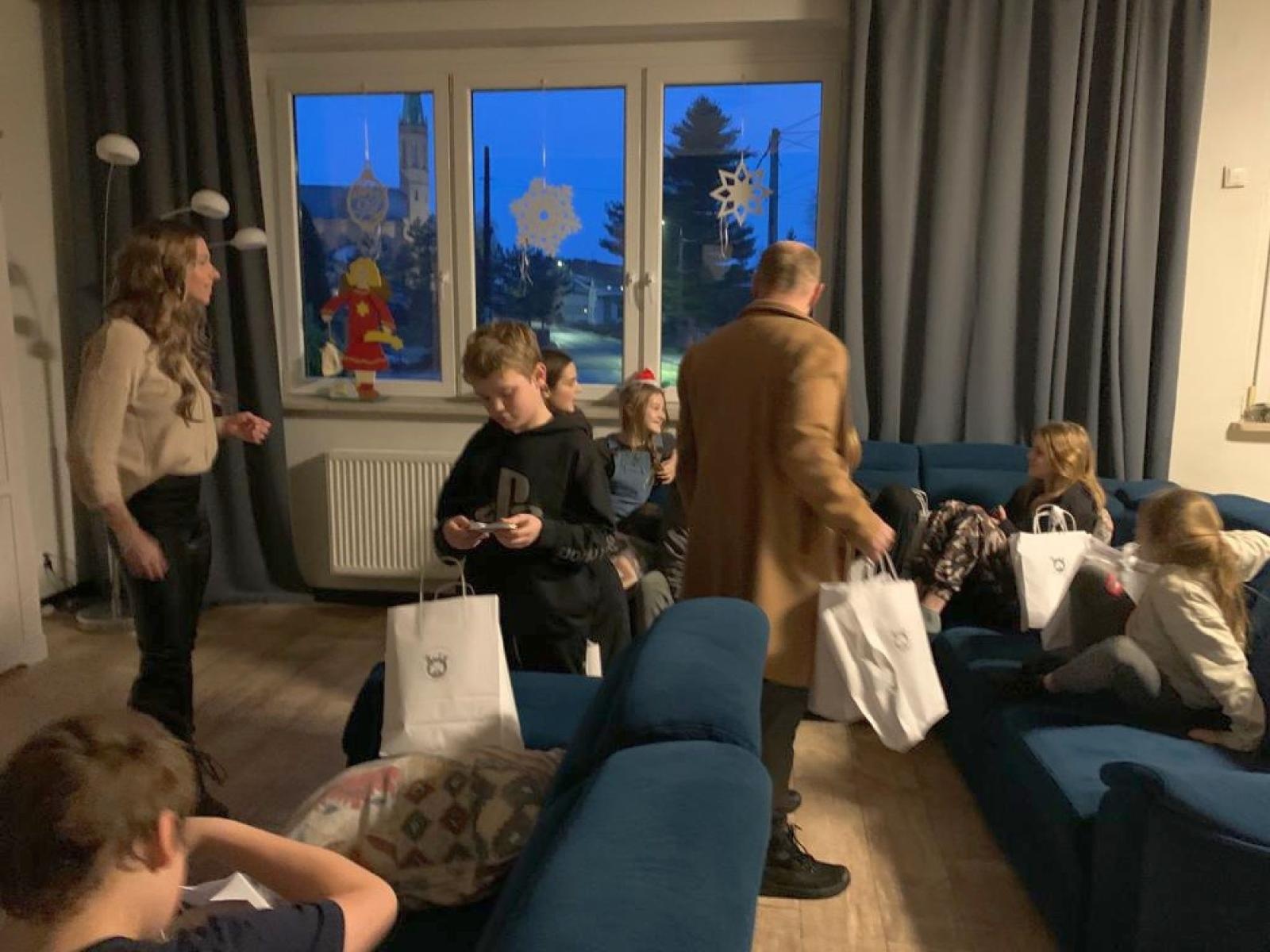 Zdjęcie w galerii na portalu naszraciborz.pl: Aktywni Dla Lepszego Jutra z upominkami w Cyprzanowie wiadomości z regionu