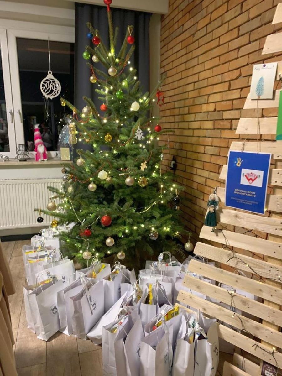 Zdjęcie w galerii na portalu naszraciborz.pl: Aktywni Dla Lepszego Jutra z upominkami w Cyprzanowie wiadomości z regionu