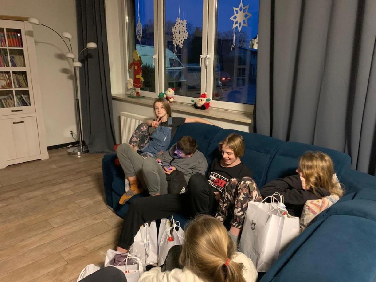 Zdjęcie w galerii na portalu naszraciborz.pl: Aktywni Dla Lepszego Jutra z upominkami w Cyprzanowie wiadomości z regionu