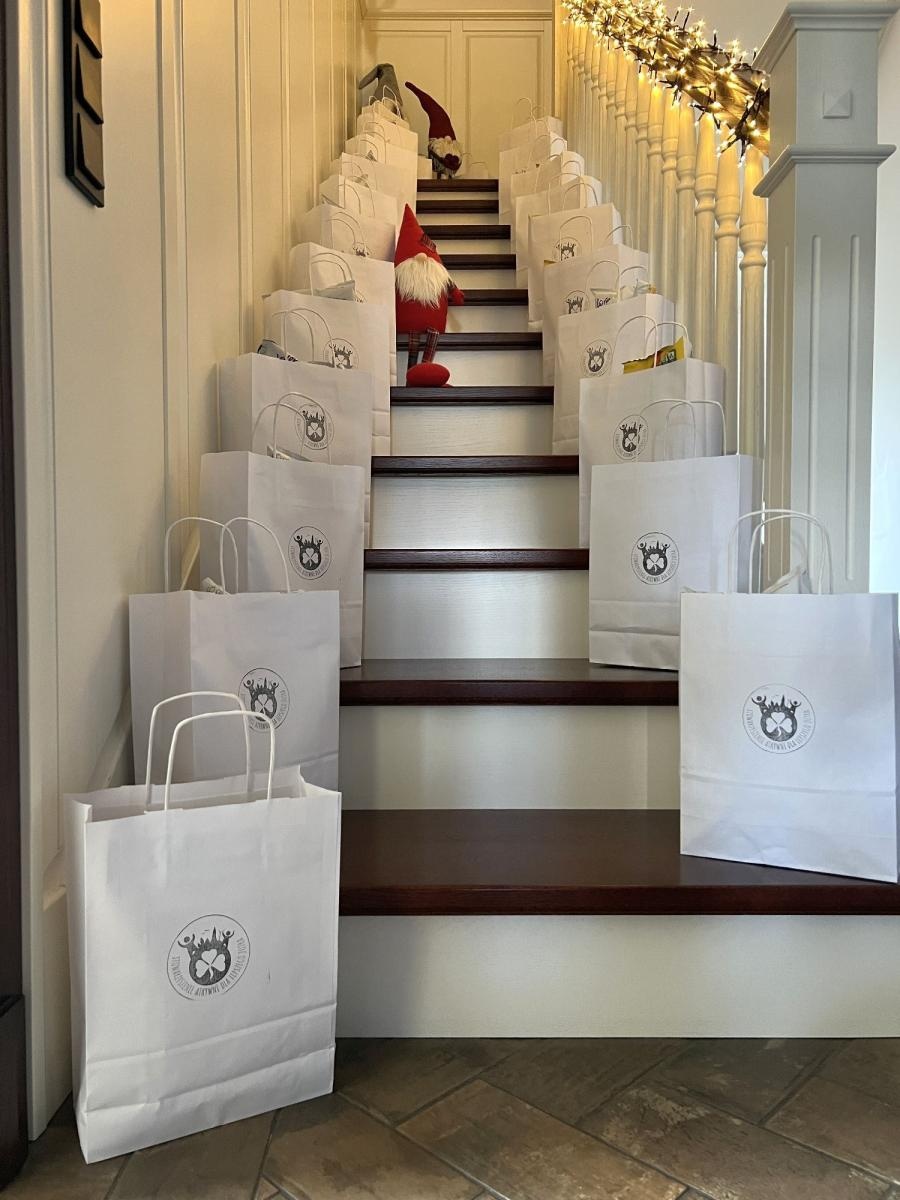 Zdjęcie w galerii na portalu naszraciborz.pl: Aktywni Dla Lepszego Jutra z upominkami w Cyprzanowie wiadomości z regionu