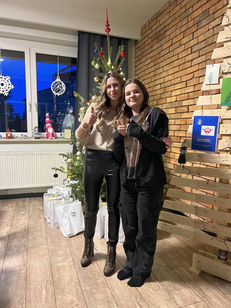 Zdjęcie w galerii na portalu naszraciborz.pl: Aktywni Dla Lepszego Jutra z upominkami w Cyprzanowie wiadomości z regionu