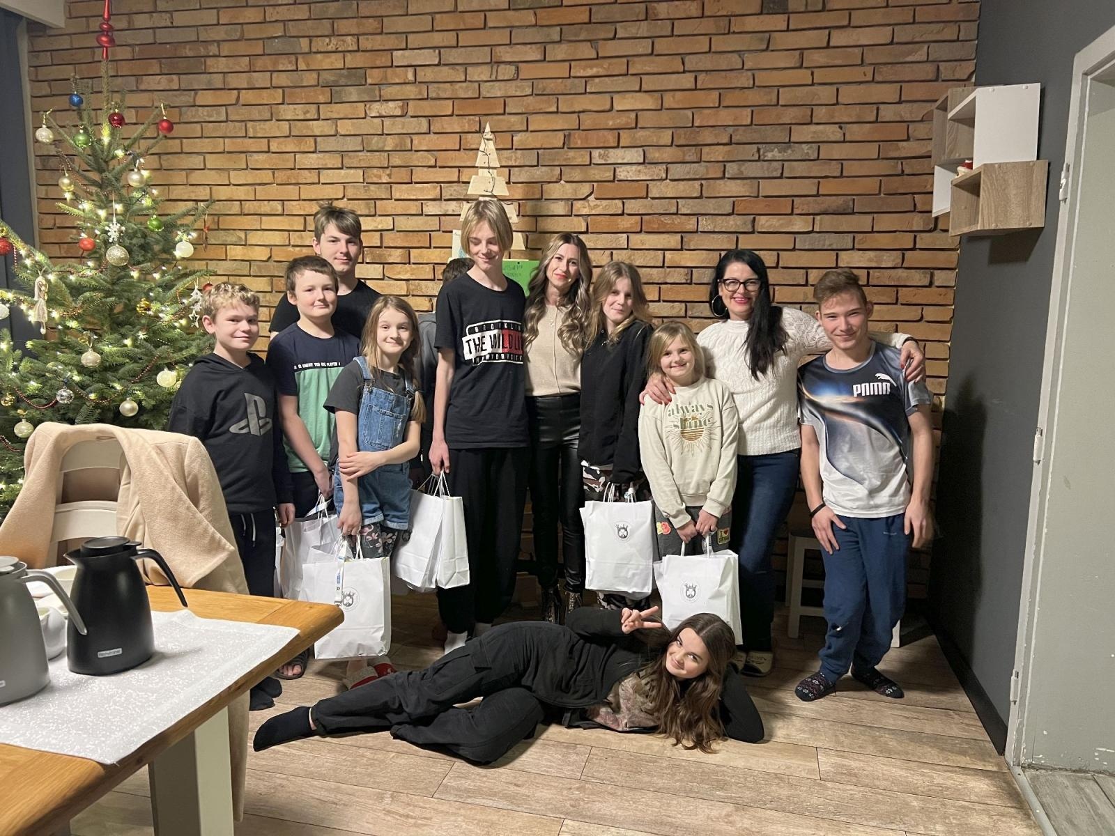 Zdjęcie w galerii na portalu naszraciborz.pl: Aktywni Dla Lepszego Jutra z upominkami w Cyprzanowie wiadomości z regionu