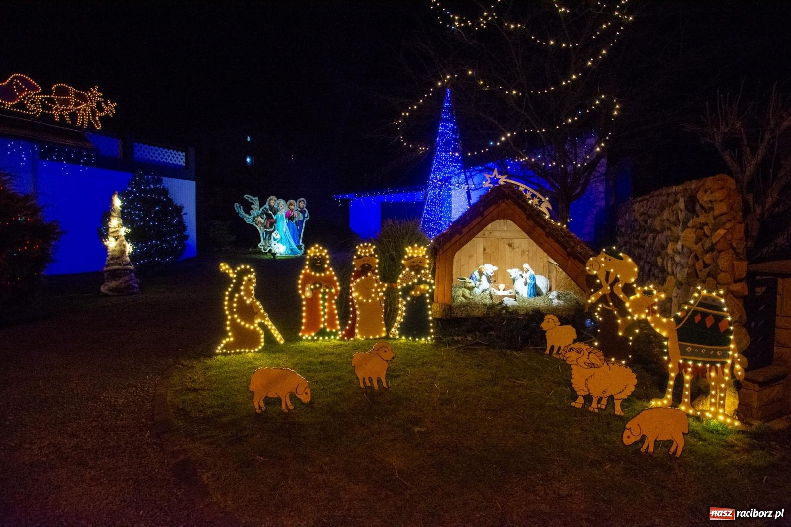 Zdjęcie w galerii na portalu naszraciborz.pl: Świetlne sanie i laserowe show. Bajkowa Nowa Wioska zaprasza [FOTO i WIDEO] wiadomości z regionu
