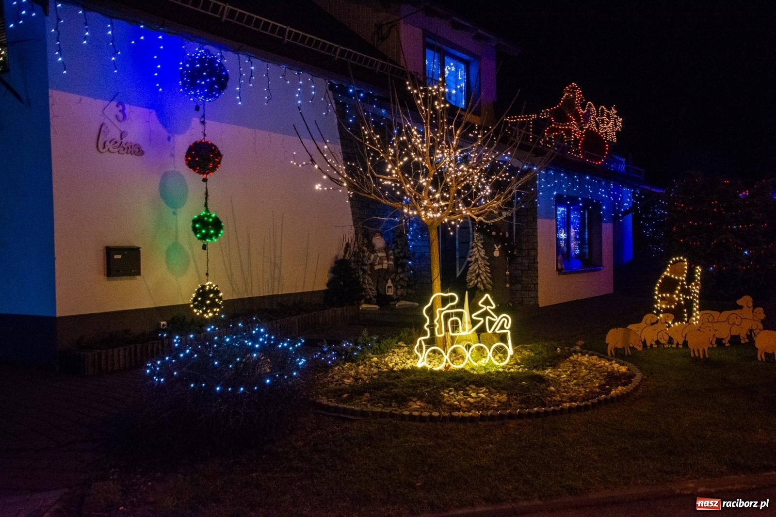 Zdjęcie w galerii na portalu naszraciborz.pl: Świetlne sanie i laserowe show. Bajkowa Nowa Wioska zaprasza [FOTO i WIDEO] wiadomości z regionu