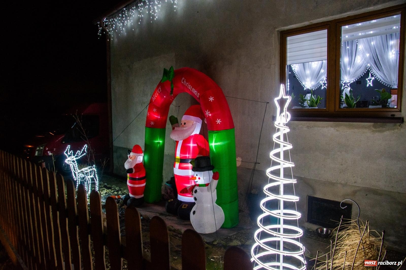 Zdjęcie w galerii na portalu naszraciborz.pl: Świetlne sanie i laserowe show. Bajkowa Nowa Wioska zaprasza [FOTO i WIDEO] wiadomości z regionu