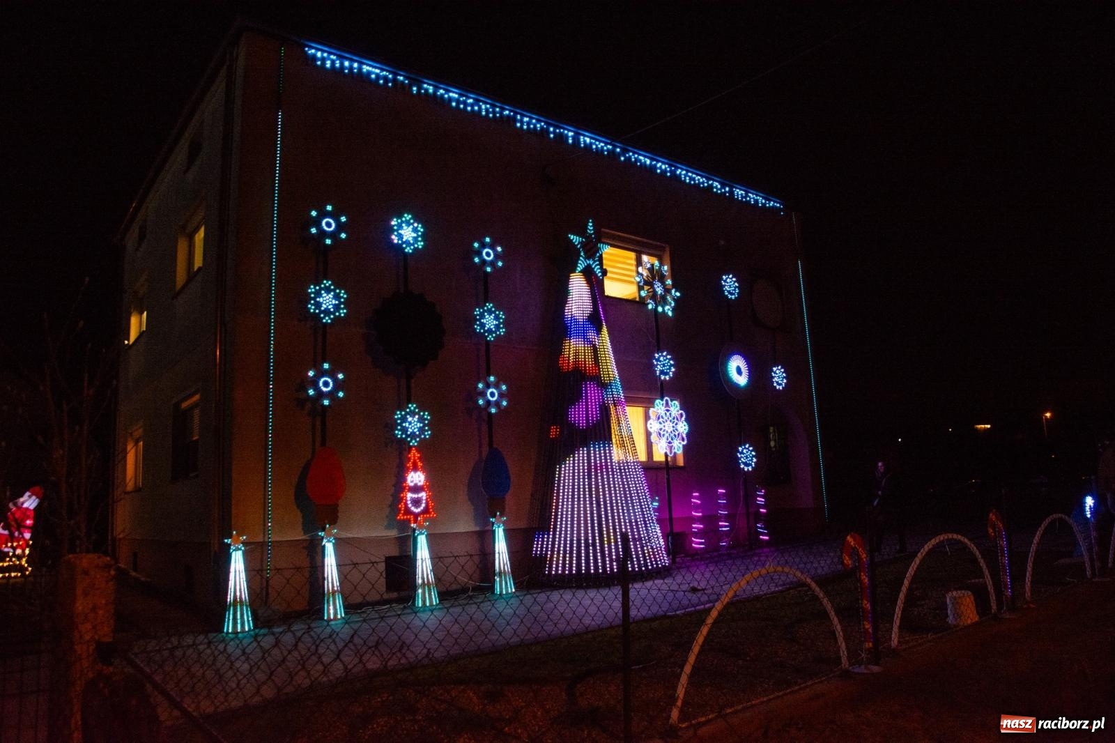 Zdjęcie w galerii na portalu naszraciborz.pl: Świetlne sanie i laserowe show. Bajkowa Nowa Wioska zaprasza [FOTO i WIDEO] wiadomości z regionu