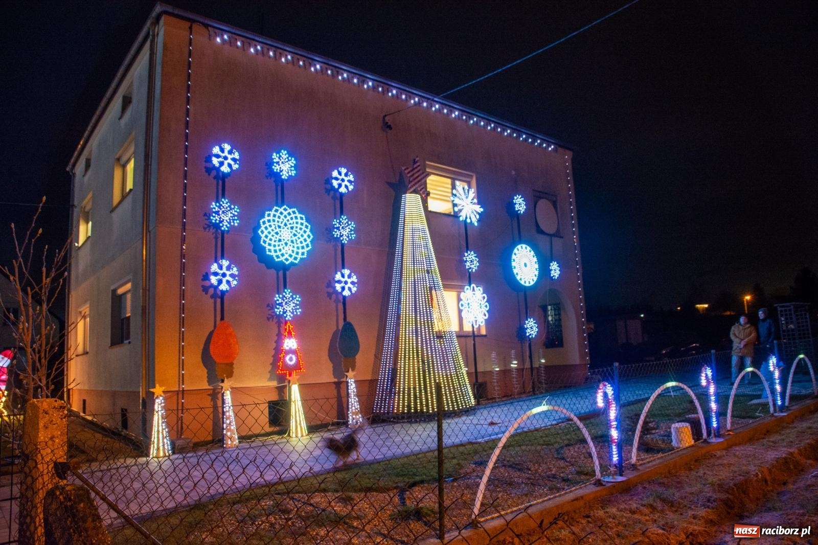 Zdjęcie w galerii na portalu naszraciborz.pl: Świetlne sanie i laserowe show. Bajkowa Nowa Wioska zaprasza [FOTO i WIDEO] wiadomości z regionu
