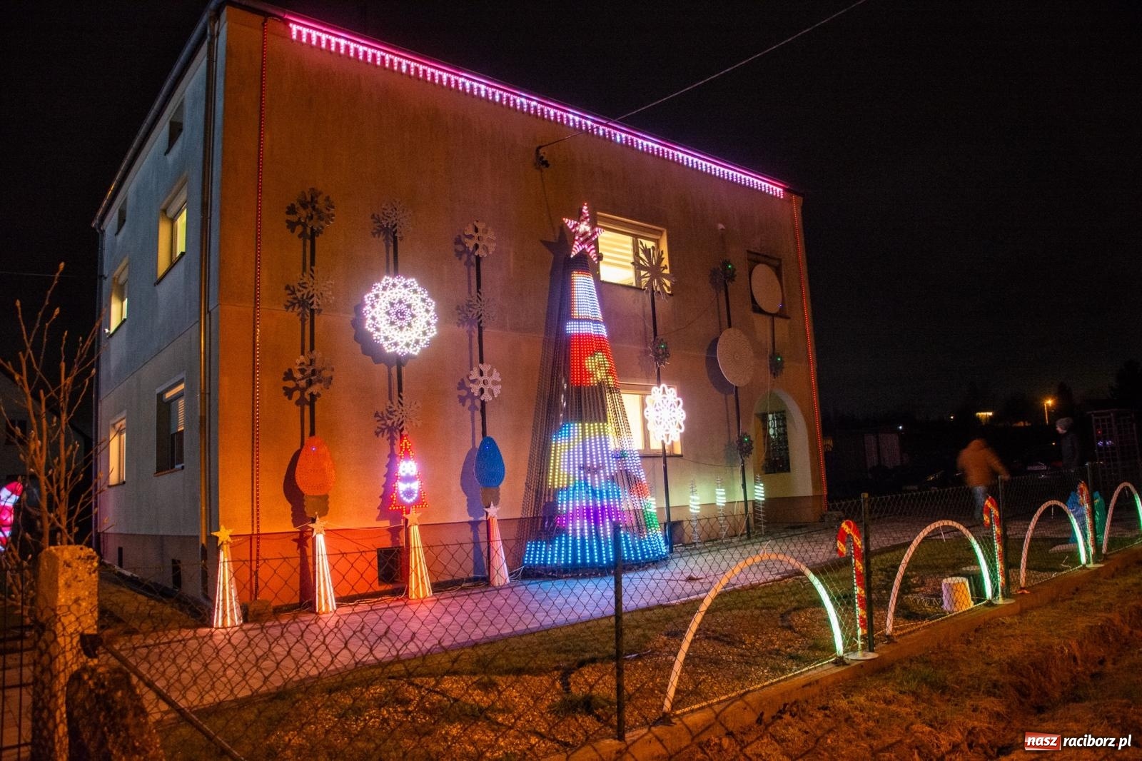 Zdjęcie w galerii na portalu naszraciborz.pl: Świetlne sanie i laserowe show. Bajkowa Nowa Wioska zaprasza [FOTO i WIDEO] wiadomości z regionu
