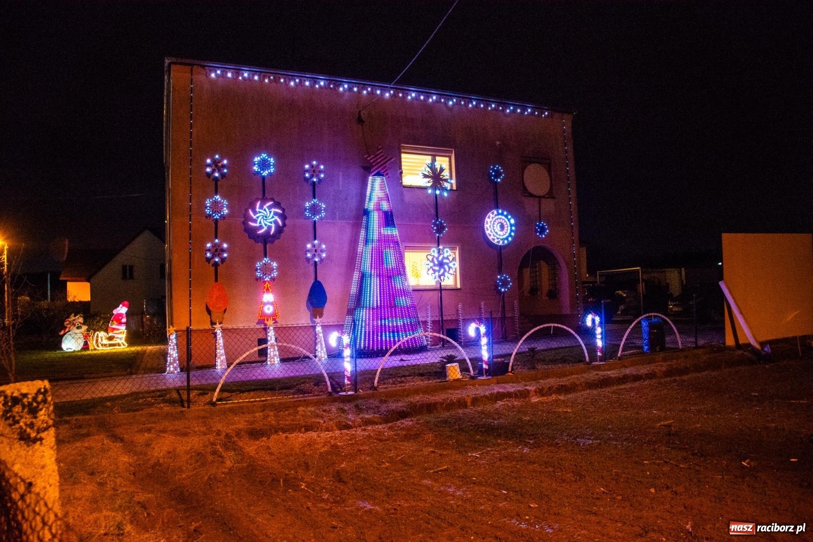 Zdjęcie w galerii na portalu naszraciborz.pl: Świetlne sanie i laserowe show. Bajkowa Nowa Wioska zaprasza [FOTO i WIDEO] wiadomości z regionu