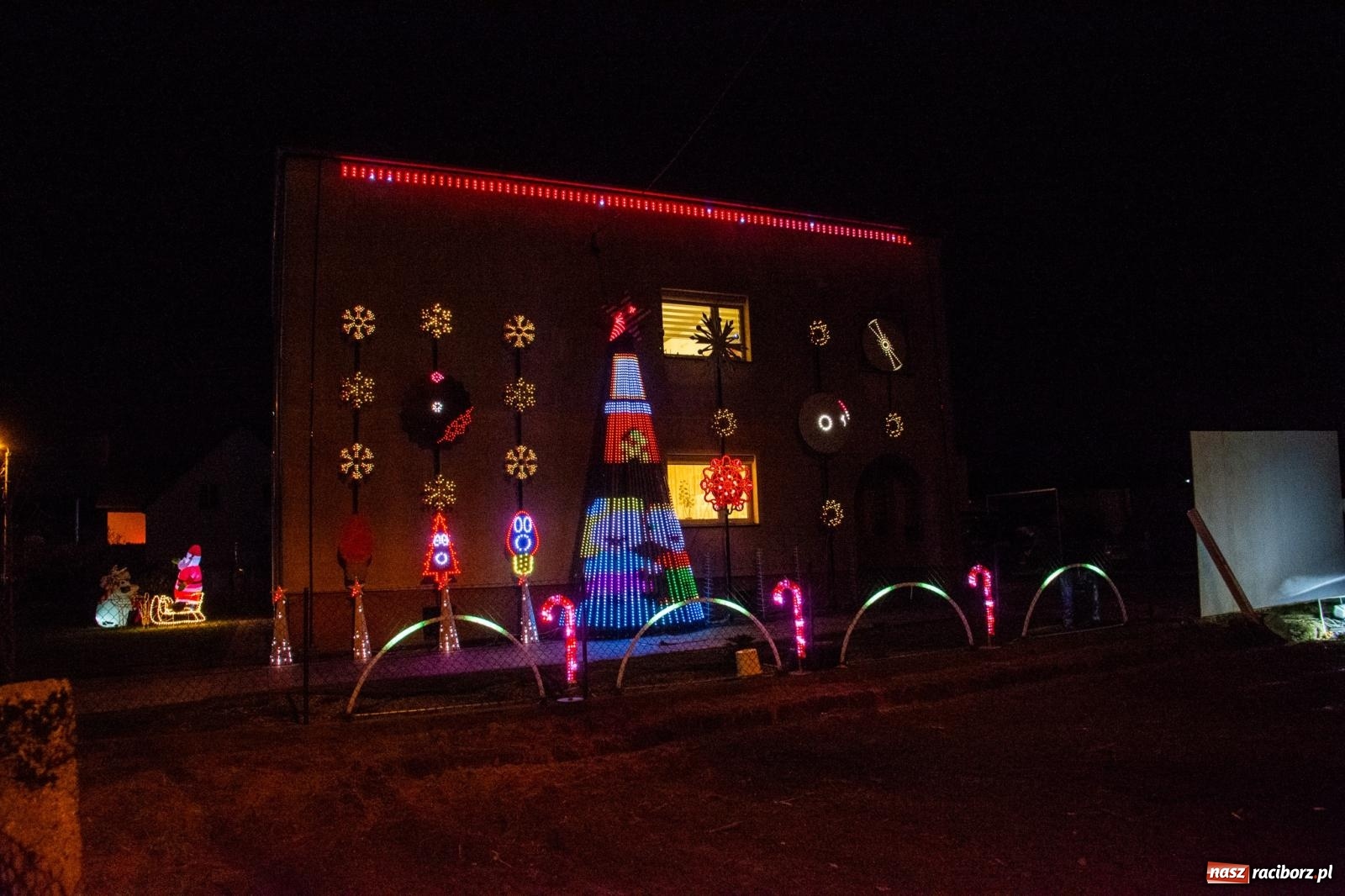 Zdjęcie w galerii na portalu naszraciborz.pl: Świetlne sanie i laserowe show. Bajkowa Nowa Wioska zaprasza [FOTO i WIDEO] wiadomości z regionu