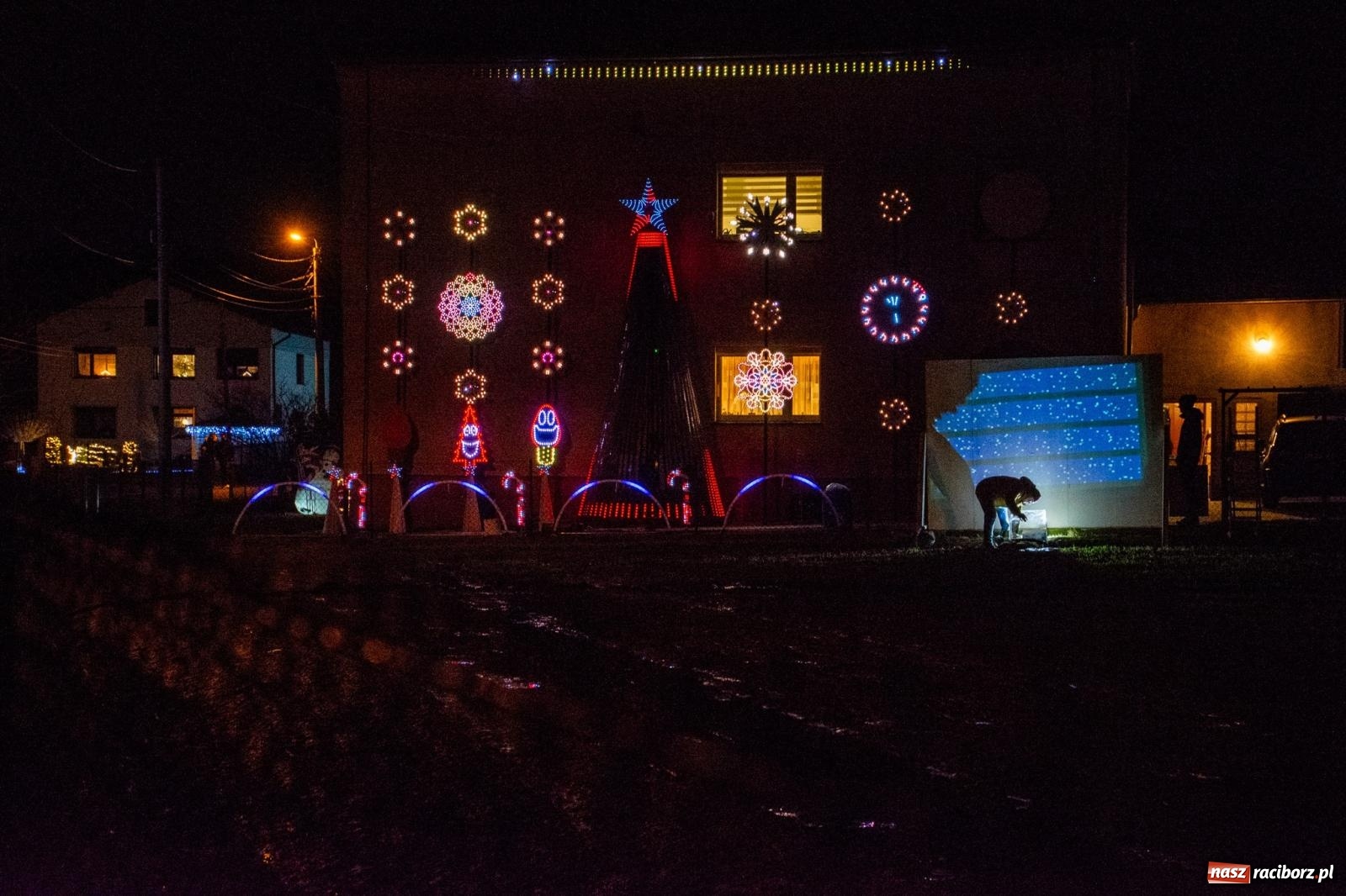 Zdjęcie w galerii na portalu naszraciborz.pl: Świetlne sanie i laserowe show. Bajkowa Nowa Wioska zaprasza [FOTO i WIDEO] wiadomości z regionu