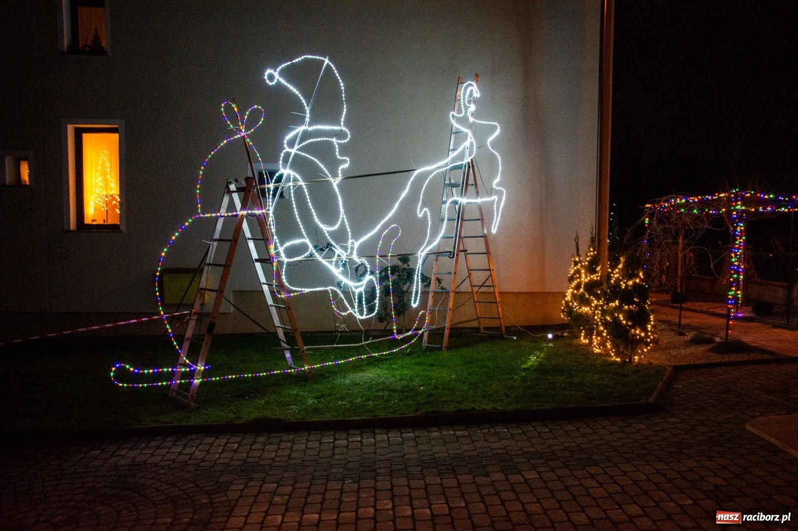 Zdjęcie w galerii na portalu naszraciborz.pl: Świetlne sanie i laserowe show. Bajkowa Nowa Wioska zaprasza [FOTO i WIDEO] wiadomości z regionu