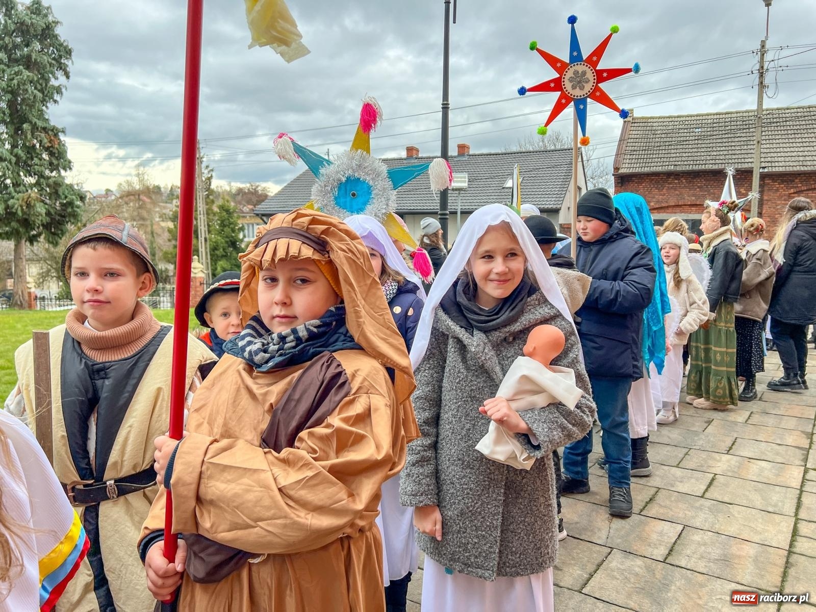 Zdjęcie w galerii na portalu naszraciborz.pl: Kolędnicy misyjni z Raciborza-Brzezia pomogą dzieciom z Kolumbii wiadomości z regionu