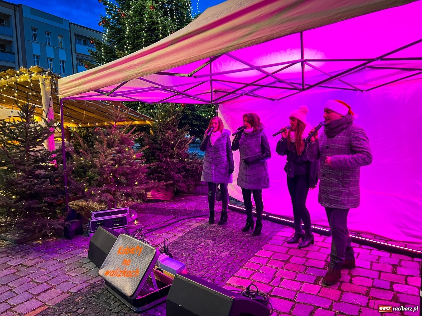 Zdjęcie w galerii na portalu naszraciborz.pl: Żywa szopka i wspólne kolędowanie na raciborskim Rynku wiadomości z regionu