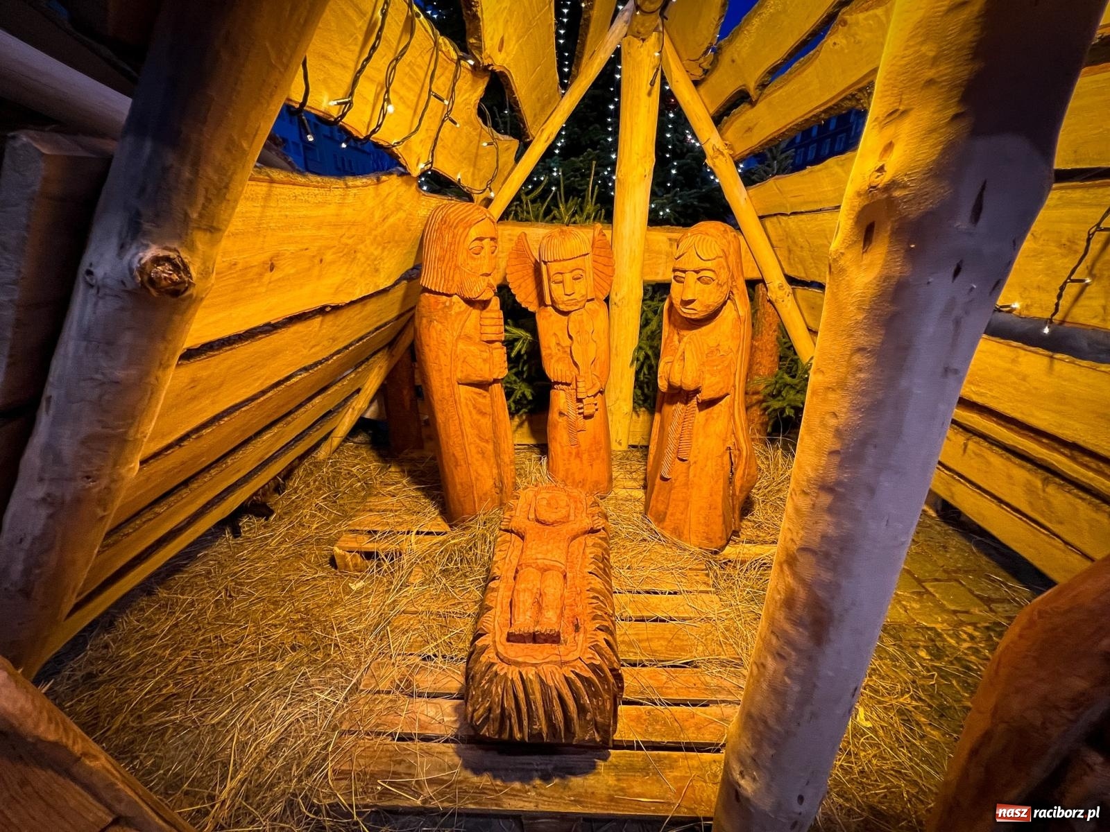 Zdjęcie w galerii na portalu naszraciborz.pl: Żywa szopka i wspólne kolędowanie na raciborskim Rynku wiadomości z regionu