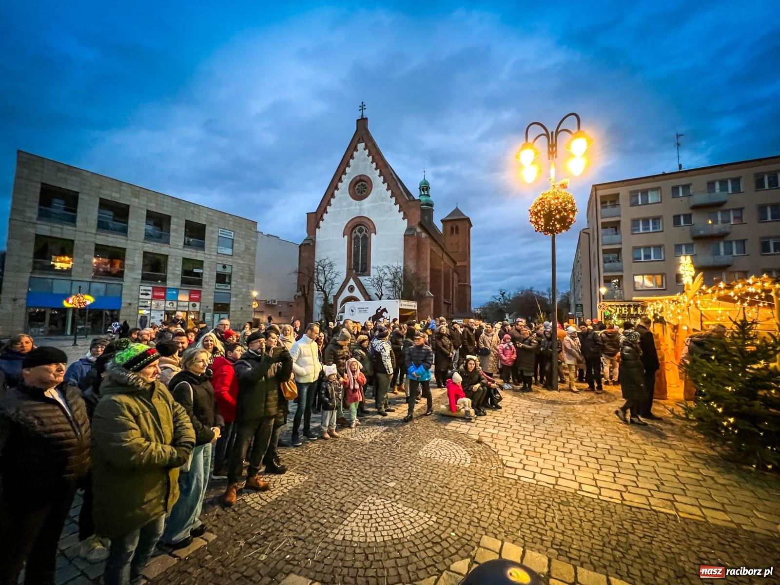 Zdjęcie w galerii na portalu naszraciborz.pl: Żywa szopka i wspólne kolędowanie na raciborskim Rynku wiadomości z regionu