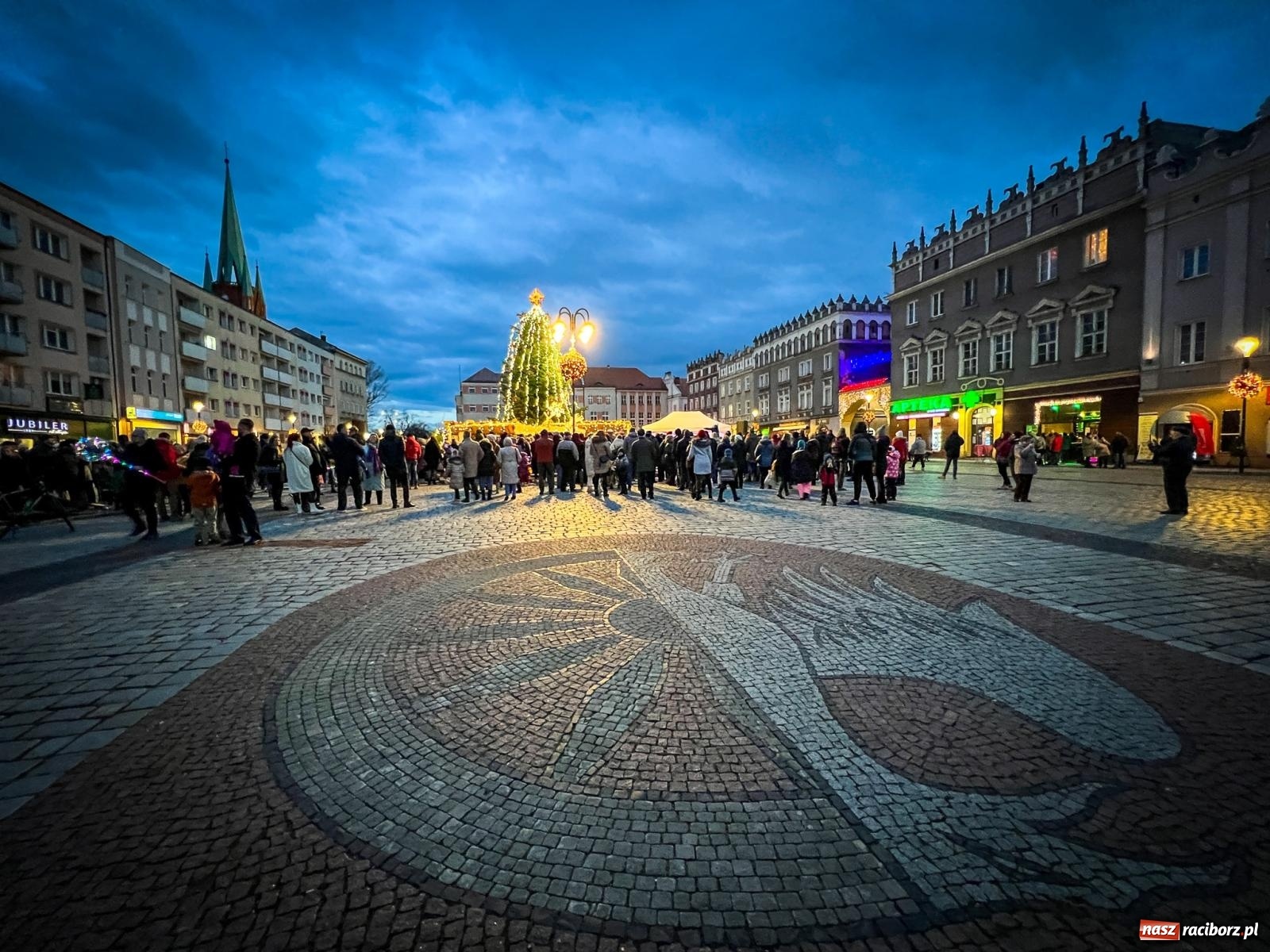Zdjęcie w galerii na portalu naszraciborz.pl: Żywa szopka i wspólne kolędowanie na raciborskim Rynku wiadomości z regionu