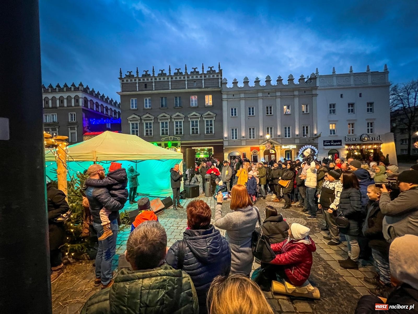 Zdjęcie w galerii na portalu naszraciborz.pl: Żywa szopka i wspólne kolędowanie na raciborskim Rynku wiadomości z regionu