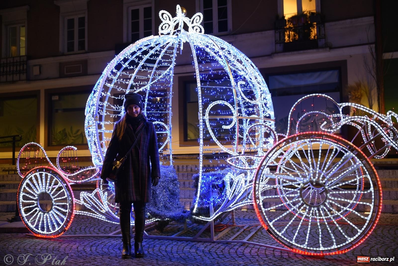 Zdjęcie w galerii na portalu naszraciborz.pl: Żywa szopka i wspólne kolędowanie na raciborskim Rynku wiadomości z regionu
