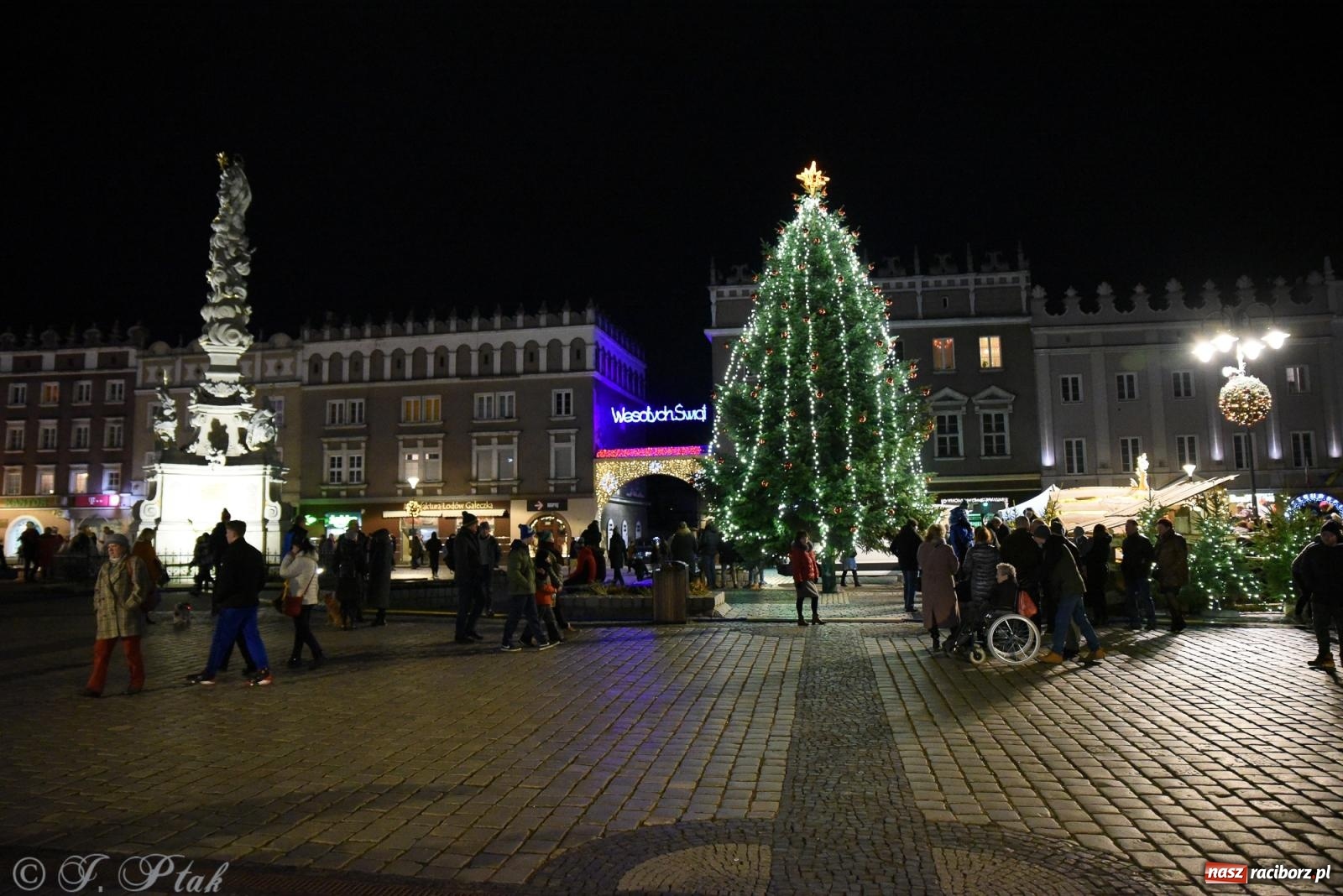 Zdjęcie w galerii na portalu naszraciborz.pl: Żywa szopka i wspólne kolędowanie na raciborskim Rynku wiadomości z regionu