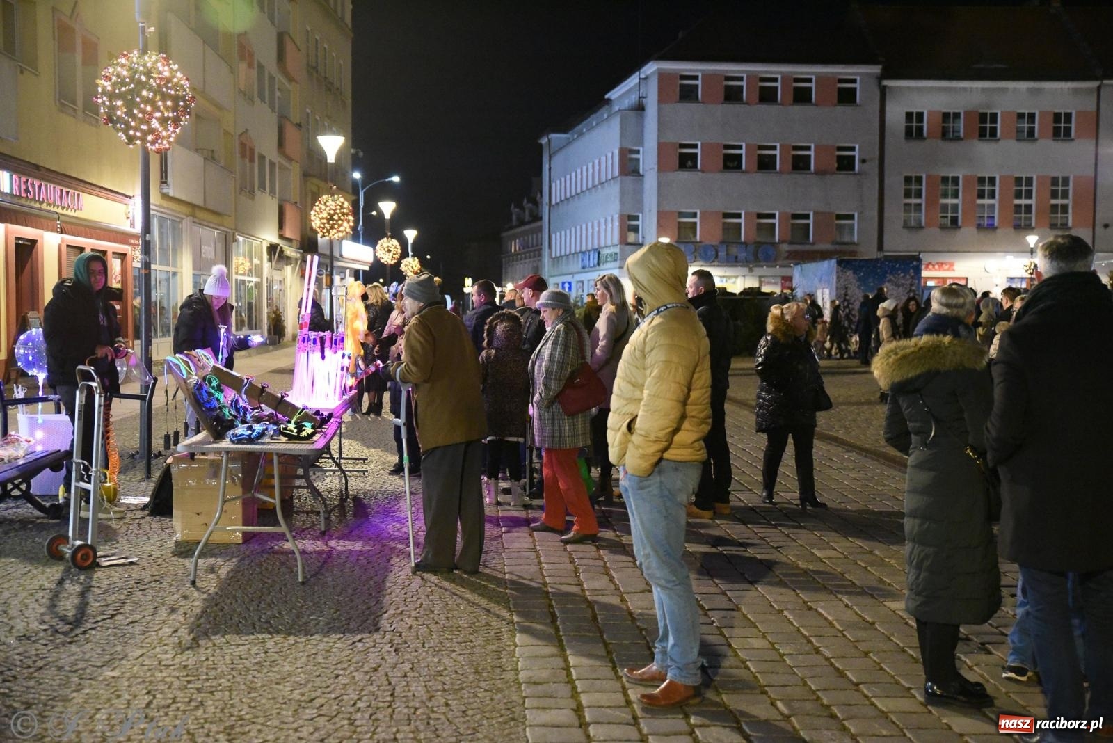 Zdjęcie w galerii na portalu naszraciborz.pl: Żywa szopka i wspólne kolędowanie na raciborskim Rynku wiadomości z regionu