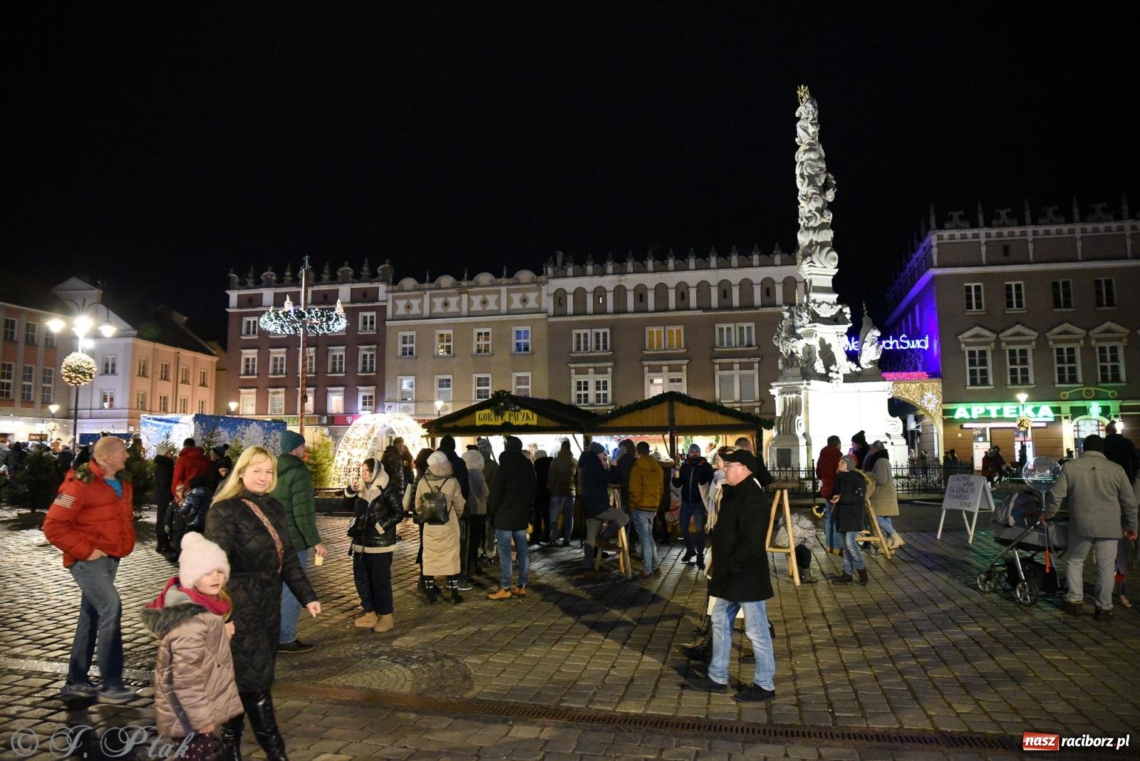 Zdjęcie w galerii na portalu naszraciborz.pl: Żywa szopka i wspólne kolędowanie na raciborskim Rynku wiadomości z regionu
