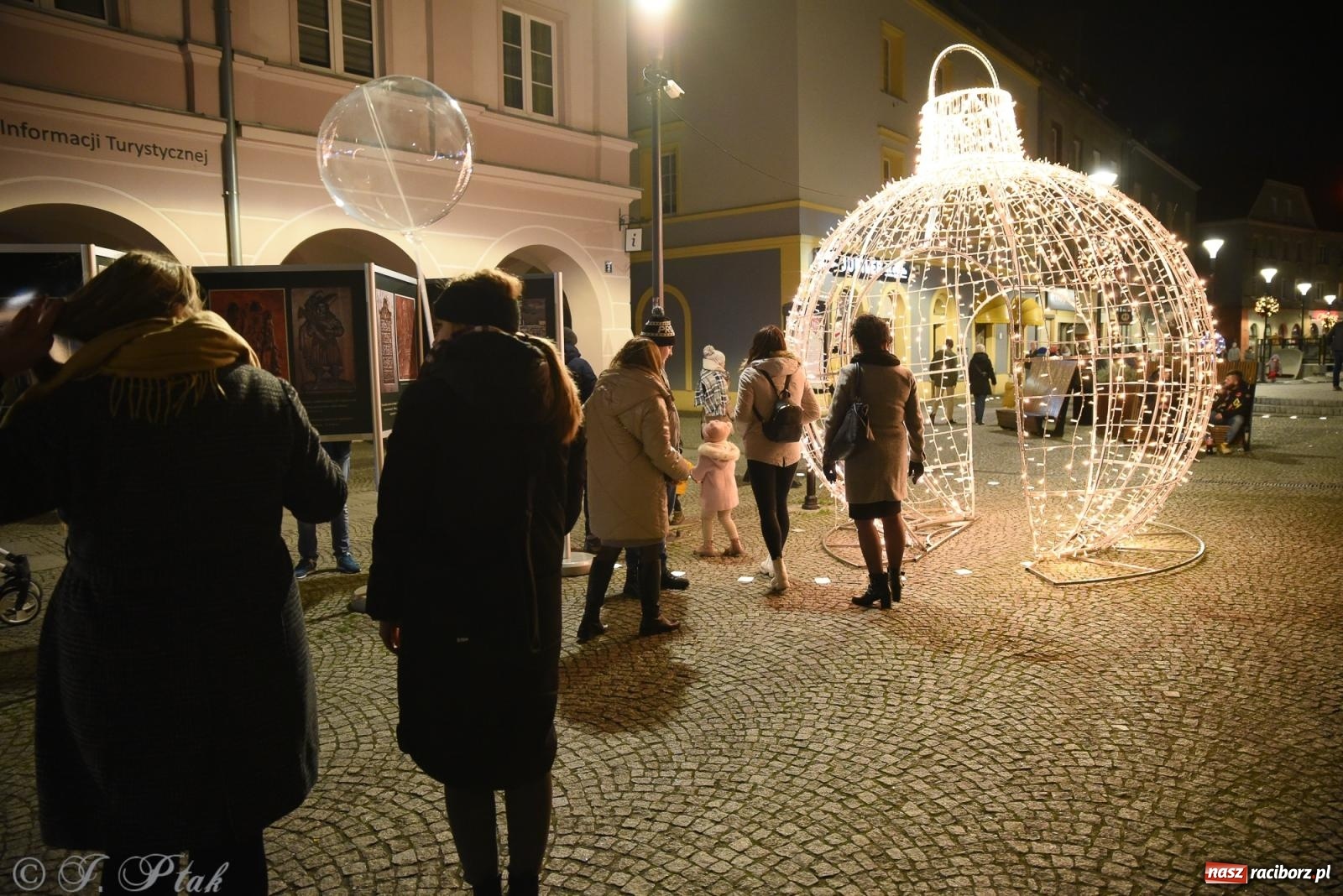 Zdjęcie w galerii na portalu naszraciborz.pl: Żywa szopka i wspólne kolędowanie na raciborskim Rynku wiadomości z regionu