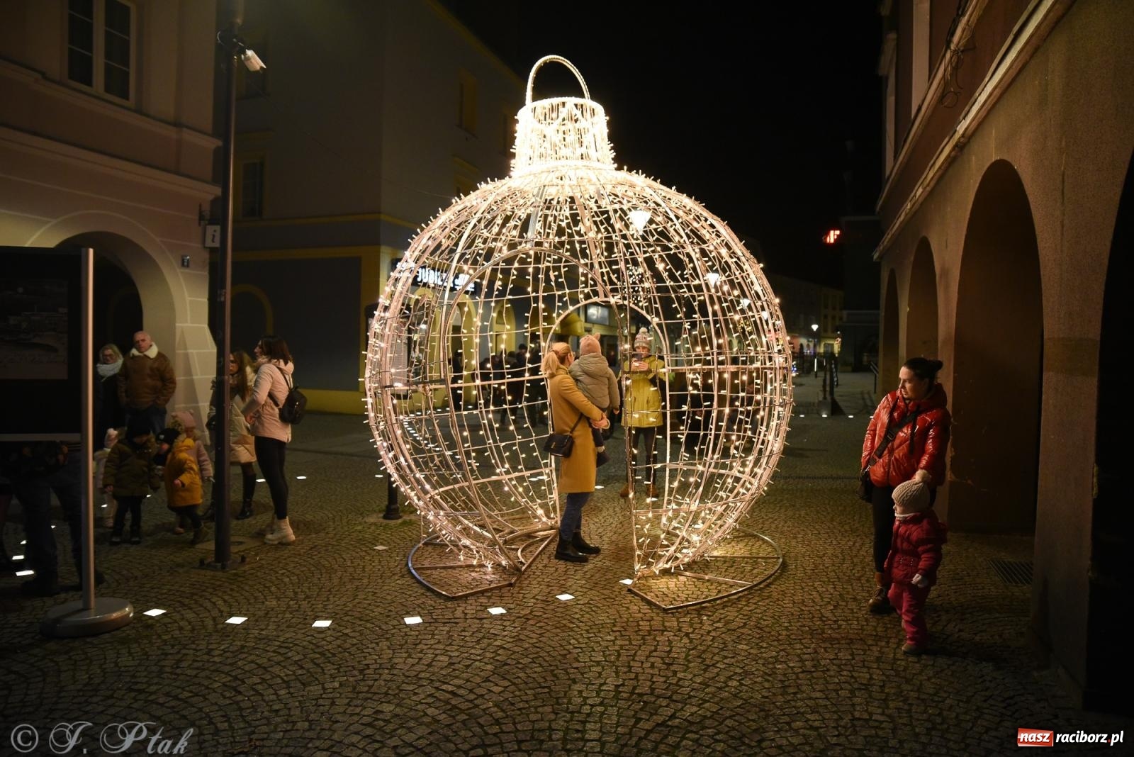 Zdjęcie w galerii na portalu naszraciborz.pl: Żywa szopka i wspólne kolędowanie na raciborskim Rynku wiadomości z regionu