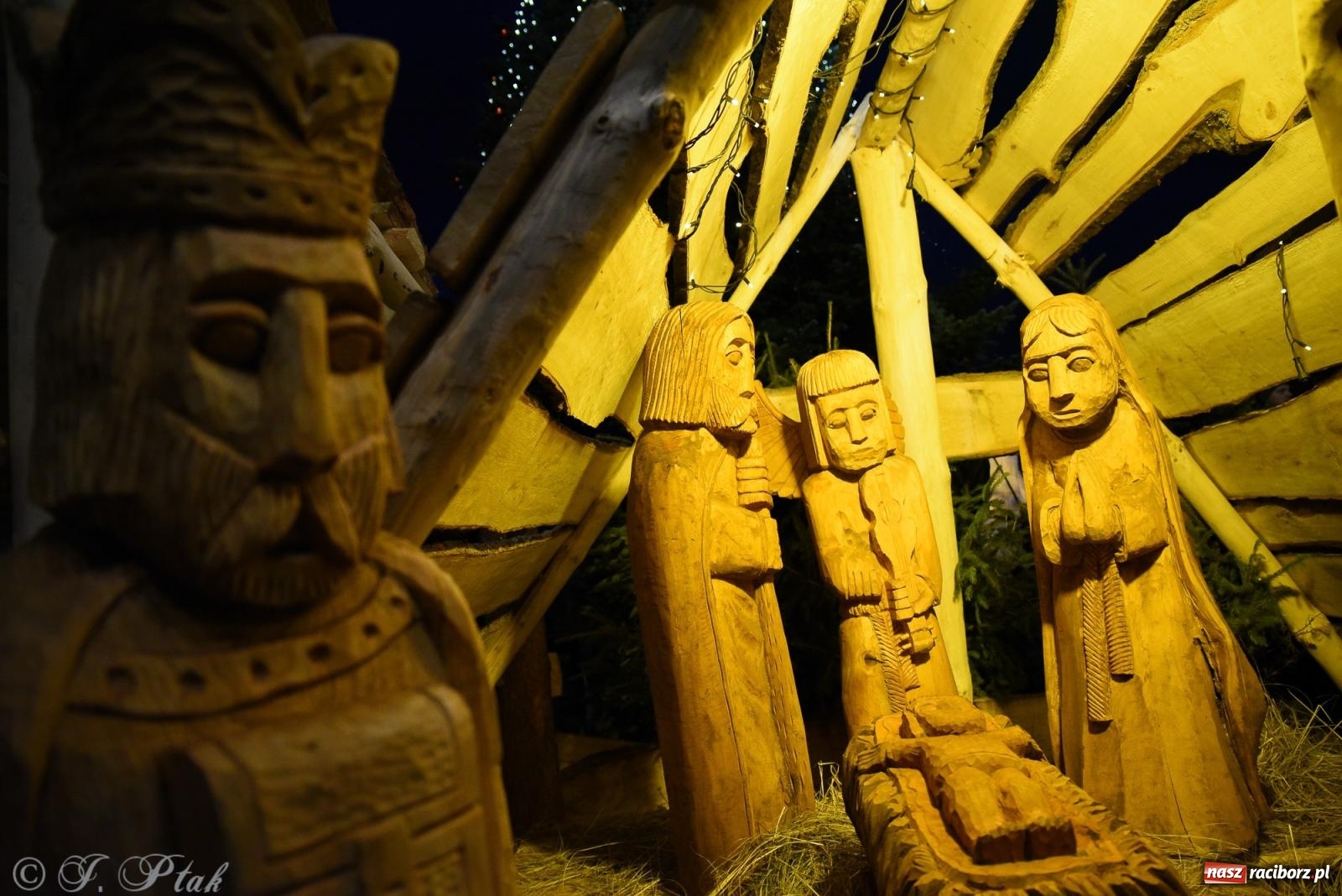 Zdjęcie w galerii na portalu naszraciborz.pl: Żywa szopka i wspólne kolędowanie na raciborskim Rynku wiadomości z regionu