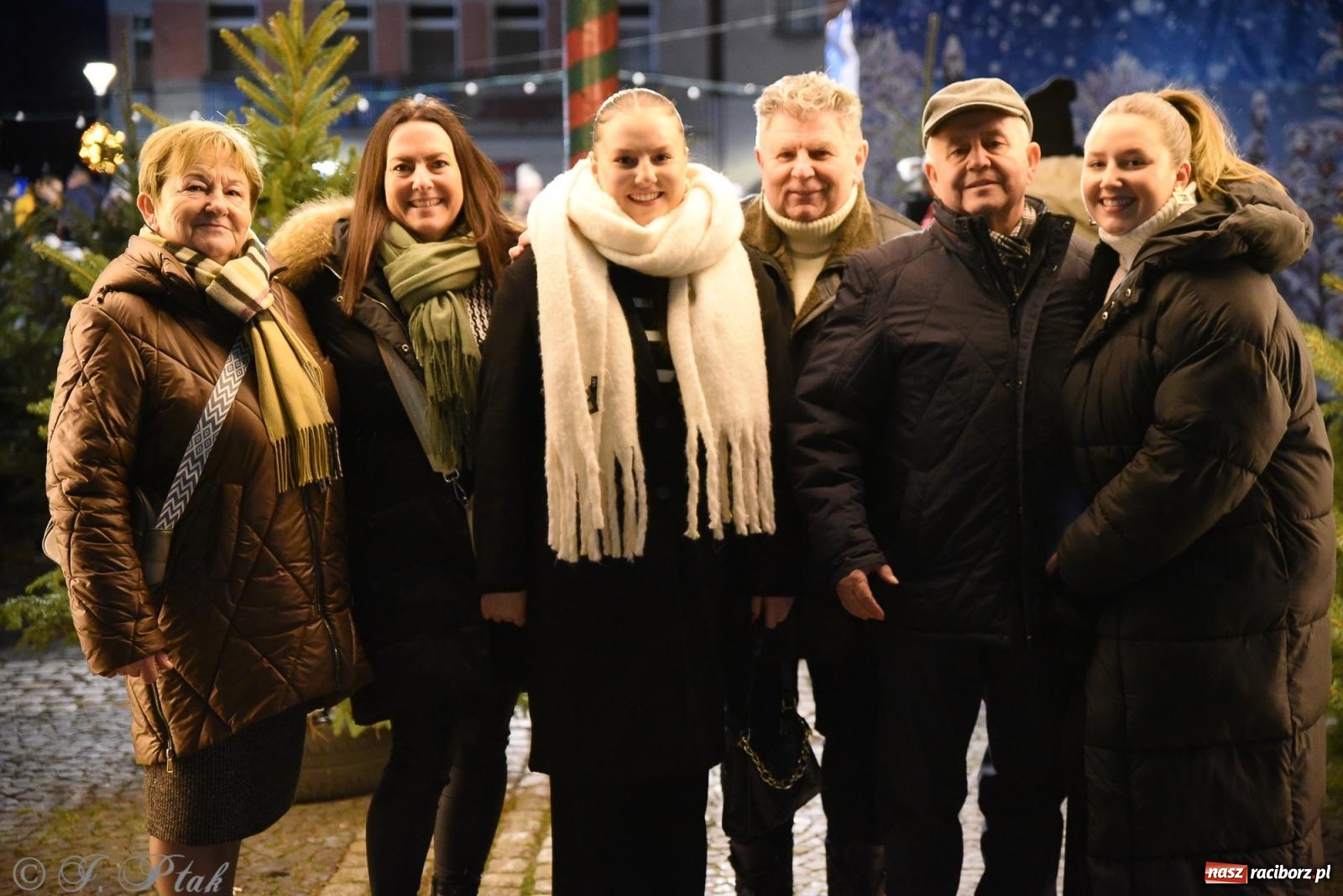 Zdjęcie w galerii na portalu naszraciborz.pl: Żywa szopka i wspólne kolędowanie na raciborskim Rynku wiadomości z regionu